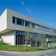 ArchitektInnen / KünstlerInnen: Daniela Ertl, Adrian Tscherteu<br>Projekt: Polytechnische Schule<br>Aufnahmedatum: 09/09<br>Format: 6x9cm C-Dia<br>Lieferformat: Dia-Duplikat, Scan 300 dpi<br>Bestell-Nummer: 090909-02<br>