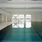 ArchitektInnen / KünstlerInnen: Architektin Sne Veselinovic ZT GmbH<br>Projekt: Engelsbad<br>Aufnahmedatum: 05/09<br>Format: 6x9cm C-Neg<br>Lieferformat: C-Print, Scan 300 dpi<br>Bestell-Nummer: 090529-25<br>