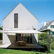 ArchitektInnen / KünstlerInnen: HÜBNER ARCHITEKTEN<br>Projekt: Haus Sch.<br>Aufnahmedatum: 07/09<br>Format: 6x9cm C-Dia<br>Lieferformat: C-Print, Scan 300 dpi<br>Bestell-Nummer: 090721-01<br>