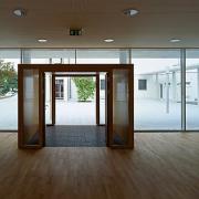 ArchitektInnen / KünstlerInnen: RUNSER / PRANTL architekten<br>Projekt: Pfarrzentrum Neu-Guntramsdorf<br>Aufnahmedatum: 09/09<br>Format: 6x9cm C-Dia<br>Lieferformat: Dia-Duplikat, Scan 300 dpi<br>Bestell-Nummer: 090915-14<br>