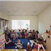 ArchitektInnen / KünstlerInnen: Georg W. Reinberg<br>Projekt: Kindergarten Deutsch-Wagram<br>Aufnahmedatum: 11/09<br>Format: 6x9cm C-Dia<br>Lieferformat: Dia-Duplikat, Scan 300 dpi<br>Bestell-Nummer: 091120-05<br>