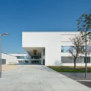 ArchitektInnen / KünstlerInnen: HÜBNER ARCHITEKTEN<br>Projekt: AHS Korneuburg<br>Aufnahmedatum: 10/11<br>Format: digital<br>Lieferformat: Digital<br>Bestell-Nummer: 111004-02<br>