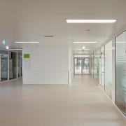 ArchitektInnen / KünstlerInnen: Ernst Maurer, Moser Architects ZT GmbH, Johannes Zieser, Josef Panis<br>Projekt: Landesklinikum Neunkirchen<br>Format: digital<br>Lieferformat: Digital<br>Bestell-Nummer: 151027-39<br>