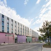 ArchitektInnen / KünstlerInnen: Sne Veselinovic<br>Projekt: VS und Wohnheim Wagramerstraße<br>Format: digital<br>Lieferformat: Digital<br>Bestell-Nummer: 180720-46<br>
