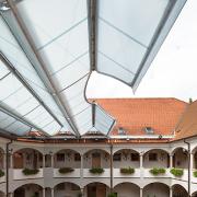 ArchitektInnen / KünstlerInnen: Architekten Tillner & Willinger<br>Projekt: Weinschloss Thaller Membranüberdachung<br>Format: digital<br>Lieferformat: Digital<br>Bestell-Nummer: 220711-08<br>