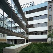 ArchitektInnen / KünstlerInnen: Walter Stelzhammer<br>Projekt: Wohnhausanlage Kreuzgasse<br>Aufnahmedatum: 05/99<br>Format: 6x9cm C-Dia<br>Lieferformat: Dia-Duplikat, Scan 300 dpi<br>Bestell-Nummer: 990504-05<br>