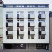 ArchitektInnen / KünstlerInnen: Walter Stelzhammer<br>Projekt: Wohnhausanlage Kreuzgasse<br>Aufnahmedatum: 05/99<br>Format: 6x9cm C-Dia<br>Lieferformat: Dia-Duplikat, Scan 300 dpi<br>Bestell-Nummer: 990504-09<br>