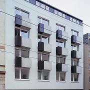 ArchitektInnen / KünstlerInnen: Walter Stelzhammer<br>Projekt: Wohnhausanlage Kreuzgasse<br>Aufnahmedatum: 05/99<br>Format: 6x9cm C-Dia<br>Lieferformat: Dia-Duplikat, Scan 300 dpi<br>Bestell-Nummer: 990504-10<br>