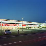 ArchitektInnen / KünstlerInnen: BEHF Architects Ebner Hasenauer Ferenczy ZT GmbH<br>Projekt: Fachmarktzentrum Völkermarkt<br>Aufnahmedatum: 09/03<br>Format: 6x9cm C-Neg<br>Lieferformat: C-Print, Scan 300 dpi<br>Bestell-Nummer: 030918-02<br>