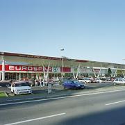 ArchitektInnen / KünstlerInnen: BEHF Architects Ebner Hasenauer Ferenczy ZT GmbH<br>Projekt: Fachmarktzentrum Völkermarkt<br>Aufnahmedatum: 09/03<br>Format: 6x9cm C-Neg<br>Lieferformat: C-Print, Scan 300 dpi<br>Bestell-Nummer: 030918-08<br>