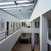 ArchitektInnen / KünstlerInnen: Walter Stelzhammer<br>Projekt: Wohnbau Maria-Rekker-Gasse 2<br>Aufnahmedatum: 09/03<br>Format: 6x9cm C-Dia<br>Lieferformat: Dia-Duplikat, Scan 300 dpi<br>Bestell-Nummer: 030901-16<br>