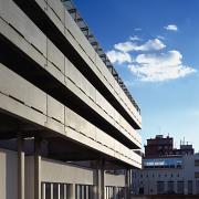 ArchitektInnen / KünstlerInnen: Walter Stelzhammer<br>Projekt: Wohnbau Maria-Rekker-Gasse 2<br>Aufnahmedatum: 09/03<br>Format: 6x9cm C-Dia<br>Lieferformat: Dia-Duplikat, Scan 300 dpi<br>Bestell-Nummer: 030901-01<br>