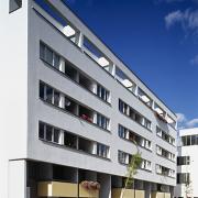 ArchitektInnen / KünstlerInnen: Walter Stelzhammer<br>Projekt: Wohnbau Maria-Rekker-Gasse 2<br>Aufnahmedatum: 09/03<br>Format: 6x9cm C-Dia<br>Lieferformat: Dia-Duplikat, Scan 300 dpi<br>Bestell-Nummer: 030901-03<br>