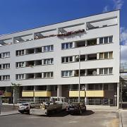 ArchitektInnen / KünstlerInnen: Walter Stelzhammer<br>Projekt: Wohnbau Maria-Rekker-Gasse 2<br>Aufnahmedatum: 09/03<br>Format: 6x9cm C-Dia<br>Lieferformat: Dia-Duplikat, Scan 300 dpi<br>Bestell-Nummer: 030901-04<br>