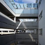ArchitektInnen / KünstlerInnen: Walter Stelzhammer<br>Projekt: Wohnbau Maria-Rekker-Gasse 2<br>Aufnahmedatum: 09/03<br>Format: 6x9cm C-Dia<br>Lieferformat: Dia-Duplikat, Scan 300 dpi<br>Bestell-Nummer: 030901-12<br>