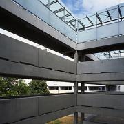 ArchitektInnen / KünstlerInnen: Walter Stelzhammer<br>Projekt: Wohnbau Maria-Rekker-Gasse 2<br>Aufnahmedatum: 09/03<br>Format: 6x9cm C-Dia<br>Lieferformat: Dia-Duplikat, Scan 300 dpi<br>Bestell-Nummer: 030901-13<br>