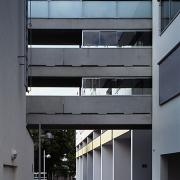 ArchitektInnen / KünstlerInnen: Walter Stelzhammer<br>Projekt: Wohnbau Maria-Rekker-Gasse 2<br>Aufnahmedatum: 09/03<br>Format: 6x9cm C-Dia<br>Lieferformat: Dia-Duplikat, Scan 300 dpi<br>Bestell-Nummer: 030901-14<br>