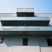 ArchitektInnen / KünstlerInnen: Fritz Lorenz<br>Projekt: Wohnbau Markus Sittikus Straße<br>Aufnahmedatum: 08/03<br>Format: 6x9cm C-Dia<br>Lieferformat: Dia-Duplikat, Scan 300 dpi<br>Bestell-Nummer: 030807-07<br>
