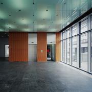 ArchitektInnen / KünstlerInnen: HNP architects ZT GmbH<br>Projekt: Office Park Euro Plaza<br>Aufnahmedatum: 07/03<br>Format: 4x5'' C-Dia<br>Lieferformat: Dia-Duplikat, Scan 300 dpi<br>Bestell-Nummer: 030717-16<br>