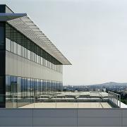 ArchitektInnen / KünstlerInnen: HNP architects ZT GmbH<br>Projekt: Office Park Euro Plaza<br>Aufnahmedatum: 07/03<br>Format: 4x5'' C-Dia<br>Lieferformat: Dia-Duplikat, Scan 300 dpi<br>Bestell-Nummer: 030717-02<br>