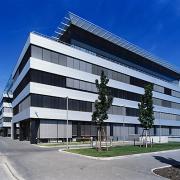 ArchitektInnen / KünstlerInnen: HNP architects ZT GmbH<br>Projekt: Office Park Euro Plaza<br>Aufnahmedatum: 07/03<br>Format: 4x5'' C-Dia<br>Lieferformat: Dia-Duplikat, Scan 300 dpi<br>Bestell-Nummer: 030717-04<br>