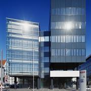 ArchitektInnen / KünstlerInnen: HNP architects ZT GmbH<br>Projekt: Office Park Euro Plaza<br>Aufnahmedatum: 07/03<br>Format: 4x5'' C-Dia<br>Lieferformat: Dia-Duplikat, Scan 300 dpi<br>Bestell-Nummer: 030717-07<br>