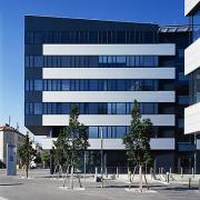 ArchitektInnen / KünstlerInnen: HNP architects ZT GmbH<br>Projekt: Office Park Euro Plaza<br>Aufnahmedatum: 07/03<br>Format: 4x5'' C-Dia<br>Lieferformat: Dia-Duplikat, Scan 300 dpi<br>Bestell-Nummer: 030717-08<br>
