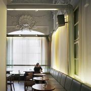 ArchitektInnen / KünstlerInnen: Eichinger oder Knechtl<br>Projekt: MuseumsQuartier Wien - Café Halle<br>Aufnahmedatum: 04/03<br>Format: 6x9cm C-Neg<br>Lieferformat: C-Print<br>Bestell-Nummer: 030408-12B<br>