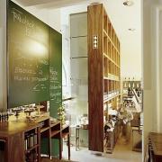ArchitektInnen / KünstlerInnen: Eichinger oder Knechtl<br>Projekt: MuseumsQuartier Wien - Café Halle<br>Aufnahmedatum: 04/03<br>Format: 6x9cm C-Neg<br>Lieferformat: C-Print<br>Bestell-Nummer: 030408-05<br>