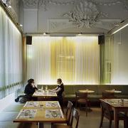 ArchitektInnen / KünstlerInnen: Eichinger oder Knechtl<br>Projekt: MuseumsQuartier Wien - Café Halle<br>Aufnahmedatum: 04/03<br>Format: 6x9cm C-Neg<br>Lieferformat: C-Print<br>Bestell-Nummer: 030408-10<br>