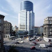 ArchitektInnen / KünstlerInnen: Martin Kohlbauer<br>Projekt: Bürogebäude «Galaxy 21»<br>Aufnahmedatum: 10/02<br>Format: 6x9cm C-Dia<br>Lieferformat: Dia-Duplikat, 500px<br>Bestell-Nummer: 021008-04<br>