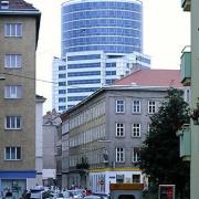 ArchitektInnen / KünstlerInnen: Martin Kohlbauer<br>Projekt: Bürogebäude «Galaxy 21»<br>Aufnahmedatum: 10/02<br>Format: 6x9cm C-Dia<br>Lieferformat: Dia-Duplikat, 500px<br>Bestell-Nummer: 021008-20<br>