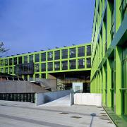 ArchitektInnen / KünstlerInnen: Stefan K. Hübner<br>Projekt: Bundesrealgymnasium<br>Aufnahmedatum: 10/02<br>Format: 6x9cm C-Dia<br>Lieferformat: Dia-Duplikat<br>Bestell-Nummer: 021007-01<br>