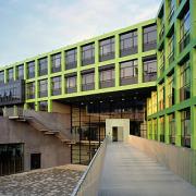 ArchitektInnen / KünstlerInnen: Stefan K. Hübner<br>Projekt: Bundesrealgymnasium<br>Aufnahmedatum: 10/02<br>Format: 6x9cm C-Dia<br>Lieferformat: Dia-Duplikat<br>Bestell-Nummer: 021007-02<br>