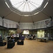 ArchitektInnen / KünstlerInnen: Manfred Wehdorn, O&O Baukunst Ziviltechniker GesmbH<br>Projekt: MuseumsQuartier Wien - Bibliothek Architekturzentrum Wien<br>Aufnahmedatum: 04/02<br>Format: 6x9cm C-Dia<br>Lieferformat: Dia-Duplikat, Scan 300 dpi<br>Bestell-Nummer: 020403-163<br>