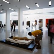 ArchitektInnen / KünstlerInnen: O&O Baukunst Ziviltechniker GesmbH<br>Projekt: MuseumsQuartier Wien - MUMOK<br>Aufnahmedatum: 08/02<br>Format: 6x9cm C-Dia<br>Lieferformat: Dia-Duplikat, Scan 300 dpi<br>Bestell-Nummer: 020800-16<br>