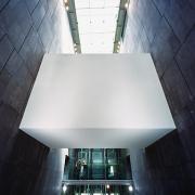 ArchitektInnen / KünstlerInnen: O&O Baukunst Ziviltechniker GesmbH<br>Projekt: MuseumsQuartier Wien - MUMOK<br>Aufnahmedatum: 08/02<br>Format: 6x9cm C-Dia<br>Lieferformat: Dia-Duplikat, Scan 300 dpi<br>Bestell-Nummer: 020800-17<br>