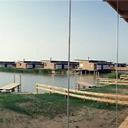ArchitektInnen / KünstlerInnen: Georg W. Reinberg, KoseLicka Landschaftarchitektur<br>Projekt: Feriensiedlung Inselwelt Jois<br>Aufnahmedatum: 08/01<br>Format: 6x12cm C-Dia<br>Lieferformat: Dia-Duplikat, Scan 300 dpi<br>Bestell-Nummer: 010805-09<br>