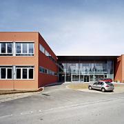 ArchitektInnen / KünstlerInnen: Johannes Zieser<br>Projekt: Sonnenschule<br>Aufnahmedatum: 04/02<br>Format: 6x9cm C-Dia<br>Lieferformat: Dia-Duplikat, Scan 300 dpi<br>Bestell-Nummer: 020405-01<br>