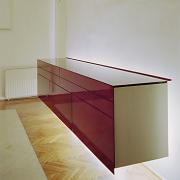 ArchitektInnen / KünstlerInnen: Michael Embacher<br>Projekt: Anrichte, rot lasiert<br>Aufnahmedatum: 08/01<br>Format: 6x9cm C-Neg<br>Lieferformat: C-Print, Scan 300 dpi<br>Bestell-Nummer: 010829-10<br>