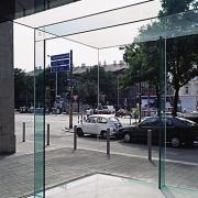 ArchitektInnen / KünstlerInnen: Valie Export<br>Projekt: Der transparente Raum<br>Aufnahmedatum: 07/01<br>Format: 6x9cm C-Dia<br>Lieferformat: Dia-Duplikat, Scan 300 dpi<br>Bestell-Nummer: 010710-08<br>