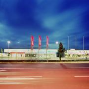 ArchitektInnen / KünstlerInnen: BEHF Architects Ebner Hasenauer Ferenczy ZT GmbH<br>Projekt: Retailcenter Feldbach<br>Aufnahmedatum: 07/01<br>Format: 6x9cm C-Neg<br>Lieferformat: C-Print, Scan 300 dpi<br>Bestell-Nummer: 010727-08<br>