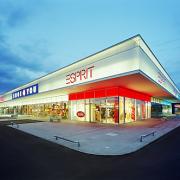 ArchitektInnen / KünstlerInnen: BEHF Architects Ebner Hasenauer Ferenczy ZT GmbH<br>Projekt: Retailcenter Feldbach<br>Aufnahmedatum: 07/01<br>Format: 6x9cm C-Neg<br>Lieferformat: C-Print, Scan 300 dpi<br>Bestell-Nummer: 010727-05<br>