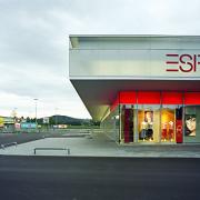 ArchitektInnen / KünstlerInnen: BEHF Architects Ebner Hasenauer Ferenczy ZT GmbH<br>Projekt: Retailcenter Feldbach<br>Aufnahmedatum: 07/01<br>Format: 6x9cm C-Neg<br>Lieferformat: C-Print, Scan 300 dpi<br>Bestell-Nummer: 010727-01<br>