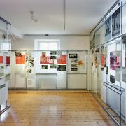 ArchitektInnen / KünstlerInnen: Bernhard Denkinger<br>Projekt: KZ-Gedenkstätte und Zeitgeschichte-Museum<br>Aufnahmedatum: 03/01<br>Format: 6x9cm C-Neg<br>Lieferformat: C-Print, SW-Print, Scan 300 dpi<br>Bestell-Nummer: 010312-03<br>