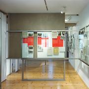 ArchitektInnen / KünstlerInnen: Bernhard Denkinger<br>Projekt: KZ-Gedenkstätte und Zeitgeschichte-Museum<br>Aufnahmedatum: 03/01<br>Format: 6x9cm C-Neg<br>Lieferformat: C-Print, SW-Print, Scan 300 dpi<br>Bestell-Nummer: 010312-05<br>