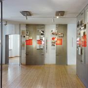 ArchitektInnen / KünstlerInnen: Bernhard Denkinger<br>Projekt: KZ-Gedenkstätte und Zeitgeschichte-Museum<br>Aufnahmedatum: 03/01<br>Format: 6x9cm C-Neg<br>Lieferformat: C-Print, SW-Print, Scan 300 dpi<br>Bestell-Nummer: 010312-08<br>