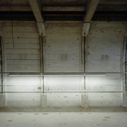 ArchitektInnen / KünstlerInnen: Bernhard Denkinger<br>Projekt: KZ-Gedenkstätte und Zeitgeschichte-Museum<br>Aufnahmedatum: 03/01<br>Format: 6x9cm C-Neg<br>Lieferformat: C-Print, SW-Print, Scan 300 dpi<br>Bestell-Nummer: 010312-13<br>