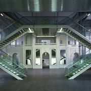 ArchitektInnen / KünstlerInnen: O&O Baukunst Ziviltechniker GesmbH, Manfred Wehdorn<br>Projekt: MuseumsQuartier Wien - Halle E+G<br>Aufnahmedatum: 04/01<br>Format: 6x9cm C-Dia<br>Lieferformat: Dia-Duplikat, C-Print, Scan 300 dpi<br>Bestell-Nummer: 010426-85<br>