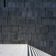 ArchitektInnen / KünstlerInnen: O&O Baukunst Ziviltechniker GesmbH<br>Projekt: MuseumsQuartier Wien - MUMOK<br>Aufnahmedatum: 05/01<br>Format: 6x9cm C-Dia<br>Lieferformat: Dia-Duplikat, C-Print, Scan 300 dpi<br>Bestell-Nummer: 010520-125<br>